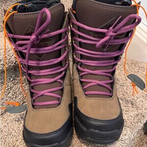 Women's Brown and Black size 8 snowboarding boots with Purple Laces